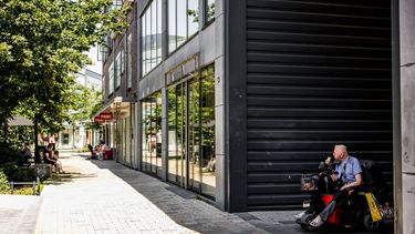 TILBURG - Een man eet een ijsje in het centrum van Tilburg. In het midden en zuiden van Nederland geldt de waarschuwing code oranje vanwege extreme hitte. ROB ENGELAAR/ ANP