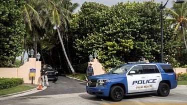epa10112632 Authorities stand outside Mar-a-Lago, the residence of former president Donald Trump, amid reports of the FBI executing a search warrant as a part of a document investigation, in Palm Beach, Florida, USA, 09 August 2022.  EPA/CRISTOBAL HERRERA-ULASHKEVICH