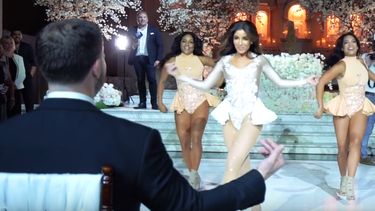 Sexy bruid zet weergaloze dans neer voor bruidegom