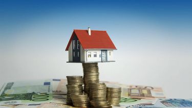 DEN HAAG - ILLUSTRATIE Hypotheek, huis met geld. ANP XTRA LEX VAN LIESHOUT Zoveel huiseigenaren verwachten moeite met betalen vaste lasten woonlasten