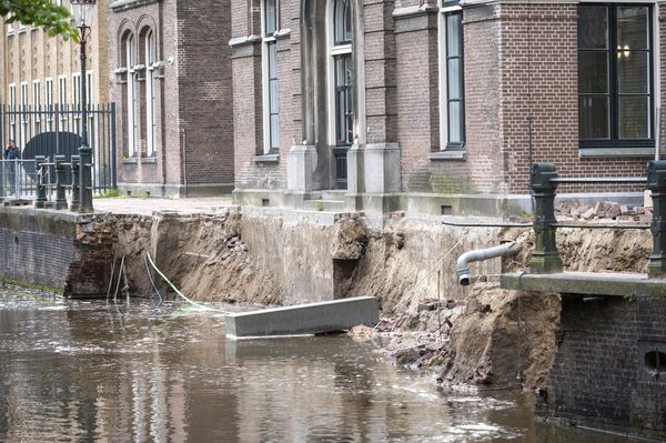 Een foto van de ingestorte kade in Amsterdam