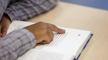 ROTTERDAM - Leerling van basisschool Het Open Venster in Rotterdam-Zuid op de dag dat de Kinderboekenweek van start gaat. ANP IRIS VAN DEN BROEK
