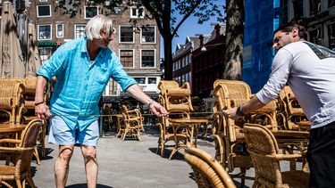 Een Amsterdamse kroegbaas maakt zijn terras klaar voor de horeca-heropening