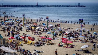 SCHEVENINGEN - Strandgangers tijdens een warme lentedag op het strand van Scheveningen. De komende dagen belooft het kwik te stijgen ver boven de 25 graden. ROBIN UTRECHT / ANP