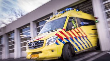 AMSTERDAM - Een ambulance verlaat met hoge snelheid de garage na een melding. ANP  LEX VAN LIESHOUT
