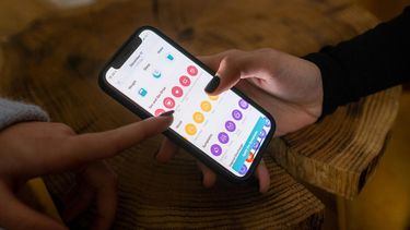 vrouw voert gegevens in op menstruatie-app