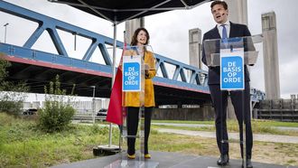 ROTTERDAM - Minister Vincent Karremans en staatssecretaris Annet Bertram (Infrastructuur en Waterstaat) presenteren bij de Calandbrug in Rotterdam de 'herprioritering van alle infrastructurele projecten'. Hierbij wordt de aandacht verschoven van de aanleg van nieuwe infrastructuur naar het onderhoud en vernieuwen van bestaande projecten. REMKO DE WAAL