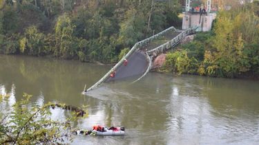 Zeker twee voertuigen zijn na het instorten van een hangbrug in de Franse rivier Tarn gestort. / Twitter @damlaffere