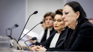 ROTTERDAM - Voormalig advocaat Inez Weski (R) naast advocaat Carry Knoops-Hamburger in de rechtbank van Rotterdam voor de eerste dag van de inhoudelijke behandeling van haar rechtszaak. Weski wordt verdacht van deelname aan de criminele organisatie van haar voormalige cliënt Ridouan Taghi. ROBIN VAN LONKHUIJSEN / ANP