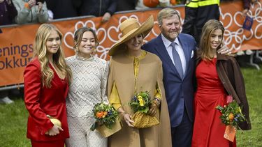 DOKKUM - Prinses Amalia, prinses Ariane, koningin Máxima, koning Willem-Alexander en prinses Alexia tijdens de viering van Koningsdag in Dokkum. De koning viert met zijn familie zijn 59e verjaardag in de Friese stad. JILMER POSTMA / ANP