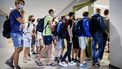 Een foto van leerlingen met een mondkapje bij de start van het nieuwe schooljaar