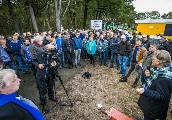 Boeren hebben zich in Winterswijk verzameld voor opnieuw een boerenprotest tegen de nieuwe stikstofmaatregelen.