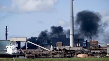 IJMUIDEN - Zwarte rookwolken door een brand bij Tata Steel. OLAF KRAAK / ANP
