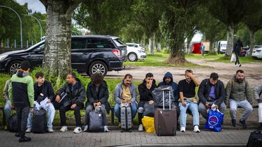TER APEL - Asielzoekers in de rij bij het aanmeldcentrum. Het aangepaste aanmeldproces van de Immigratie- en Naturalisatiedienst (IND) is in werking. JILMER POSTA / ANP