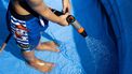 ILLUSTRATIEF - Een jongetje vult zijn opblaaszwembadje met water. Drinkwaterbedrijven in grote delen van het land zijn bezorgd over de drinkwatervraag in deze tropische week. ANP KOEN VAN WEEL