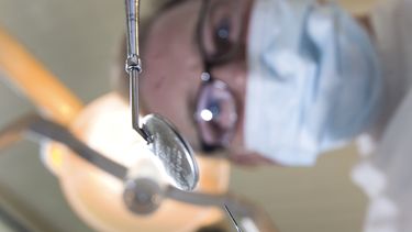 tanden trekken tandarts tandartsrekening betalen