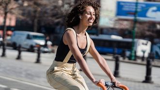 fietsen oortjes muziek noisecancelling gevaarlijk aansprakelijk schade ongeluk ongeval