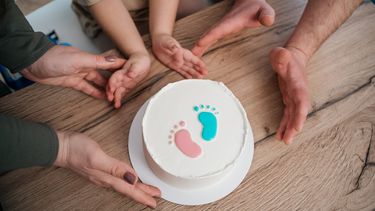 89 procent van Nederlandse ouders vindt gender reveals overdreven: waarom het ritueel toch blijft