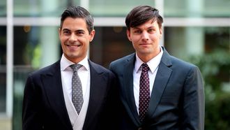 DEN HAAG - Minister-president Rob Jetten (L) komt aan met partner Nicolás Keenan bij het ministerie van Algemene Zaken op Prinsjesdag. Op de derde dinsdag van september wordt het nieuwe werkjaar van de Eerste en Tweede Kamer geopend. LINA SELG / ANP