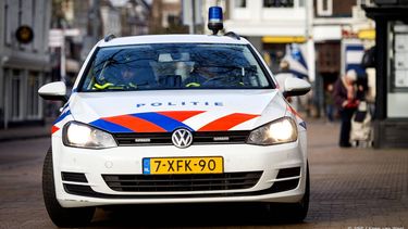 GRONINGEN ILLUSTRATIE - Politieagenten in een politieauto. ANP  KOEN VAN WEEL