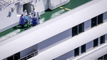 ROTTERDAM - Luchtfoto van mensen in beschermende kleding aan boord van het cruiseschip m/v Hondius bij aankomst in de haven van Rotterdam. Aan boord zijn nog 27 mensen, onder wie Nederlanders. Op het cruiseschip brak de gevaarlijke Andesvariant van het hantavirus uit. ROBIN VAN LONKHUIJSEN / ANP