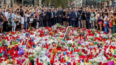 De Spaanse koning Felipe en koningin Letizia tijdens de kranslegging bij de gedenkplek op La Rambla ter nagedachtenis aan de slachtoffers van de aanslag. Foto: ANP / Robin Utrecht