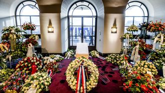 De gesloten kist van burgemeester Eberhard van der Laan is opgesteld in het Concertgebouw om mensen de gelegenheid te geven om afscheid te nemen. Foto: ANP | Koen van Weel
