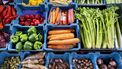 AMSTERDAM - Groenten op de Albert Cuypmarkt. De nieuwe coalitie wil op termijn de btw op gezonde producten als groente en fruit verlagen naar nul, staat in het coalitieakkoord. ANP RAMON VAN FLYMEN