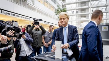 2023-11-22 09:06:03 DEN HAAG - Lijsttrekker van de Partij voor de Vrijheid (PVV) Geert Wilders brengt zijn stem uit voor de Tweede Kamerverkiezingen. ANP REMKO DE WAAL