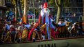 Sint en Pieten varen Amsterdam binnen