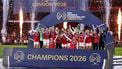 epa12698990 Arsenal players celebrate on the podium with the tournament trophy after the FIFA Women's Champions Cup 2026 final between Arsenal WFC and SC Corinthians Paulista, in London, Britain, 01 February 2026.  EPA/DAVID CLIFF