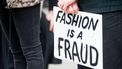 Klimaatactivisten blokkeren wegen naar London Fashion Week