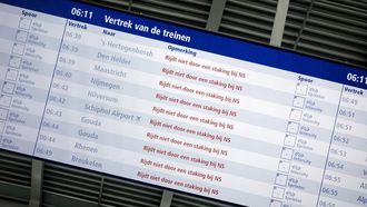 UTRECHT - Een vertrekbord op het centraal station van Utrecht tijdens een staking van NS-personeel, dat staakt voor meer loon. Door de staking in de regio's West en Noord-West rijden er, behalve tussen Amsterdam en Schiphol, in het hele land geen NS-treinen. ANP ROBIN VAN LONKHUIJSEN