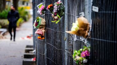 DEN HAAG - Bloemen aan het hek bij de Tarwekamp, drie dagen na de explosies. Door de twee ontploffingen is een grote ravage ontstaan en zijn meerdere woningen verwoest. ANP JEFFREY GROENWEG