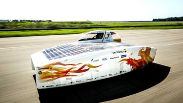 Een foto van de zonne-auto die het record brak.