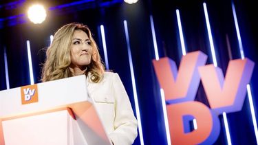 NOORDWIJKERHOUT - Partijleider Dilan Yesilgoz geeft een speech tijdens het eerste partijcongres van de VVD sinds de voor de liberalen teleurstellend verlopen Tweede Kamerverkiezingen. ANP REMKO DE WAAL