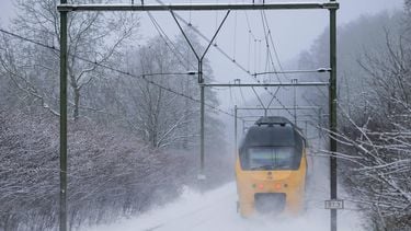 OOSTERBEEK - Een trein raast door het winterlandschap. Het treinverkeer komt weer op gang na een IT-storing bij de NS. Ook kon de dienstregeling niet opgestart worden door meerdere wisselstoringen. ROBIN VAN LONKHUIJSEN / ANP