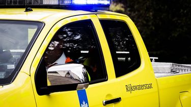 LEIDEN - Een wagen van Rijkswaterstaat uitgerust met blauwe zwaailichten en sirene. Weginspecteurs van Rijkswaterstaat zijn vanaf 1 september officieel aangewezen als hulpverleningsdienst. Hierdoor zijn zij bij ongelukken op de snelweg sneller ter plaatse. ANP REMKO DE WAAL