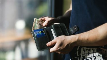 Vrouw betaalt boodschappen voor man zonder portemonnee