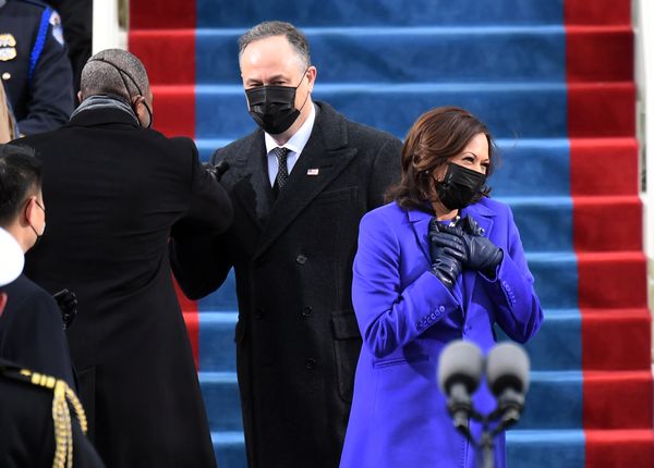 Kamala Harris komt aan bij de inauguratie van Joe Biden.