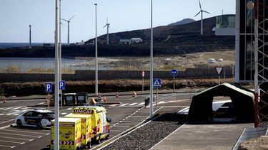 GRANADILLA - Een ambulance busje en een speciaal commandopost die is opgezet in de  haven van Granadilla. Het onder Nederlandse vlag varende cruiseschip MV Hondius, dat getroffen is door een dodelijke uitbraak van het hantavirus, wordt op Tenerife verwacht. RAMON VAN FLYMEN / ANP