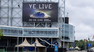 ARNHEM - Spandoeken met Ye Live aan en bij stadion Gelredome waar de Amerikaanse rapper Ye optreedt. In verschillende landen zijn optredens van de rapper, ook bekend als Kanye West, afgezegd, omdat hij in het recente verleden onder meer antisemitische en pro-nazistische uitspraken heeft gedaan. VINCENT JANNINK / ANP