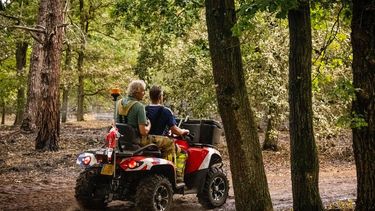 OOSTRUM - Brandweermannen op een quad in natuurgebied Boschhuizerbergen ten oosten van Venray. Een gebied van zo'n 100 hectare is getroffen door de natuurbrand. ROB ENGELAAR / ANP