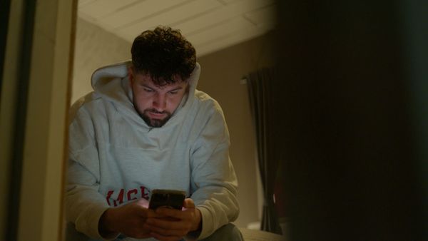 Schermstrijd smartphone Younes