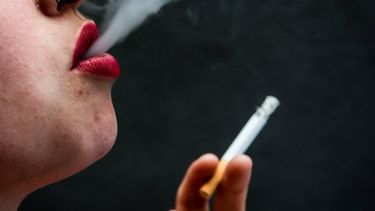 ILLUSTRATIE - Een vrouw rookt een sigaret. ANP XTRA ROOS KOOLE