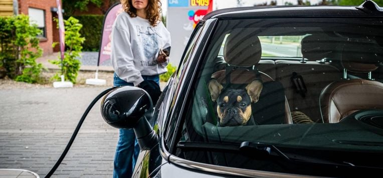 ACHEL - Een vrouw uit Nederland tankt bij een tankstation in Belgie. Vanwege de hoge brandstofprijzen in Nederland tanken veel mensen benzine of diesel in de buurlanden. ANP ROB ENGELAAR