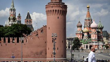 A pedestrian walks past the Kremlin and St. Basil's Cathedral (R) in downtown Moscow on July 28, 2026. 
Alexander NEMENOV / AFP