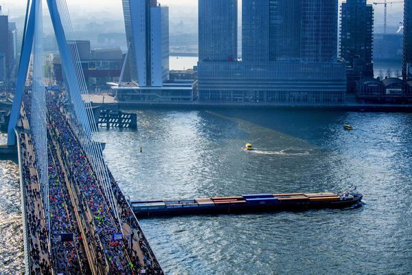 Op deze foto zie je lopers gaan over de Erasmusbrug tijdens de NN marathon van Rotterdam.