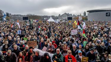 2023-11-12 15:02:54 AMSTERDAM - Deelnemers  tijdens een mars voor klimaat en rechtvaardigheid. De deelnemers willen de politiek oproepen maatregelen te nemen tegen problemen waar Nederland mee te maken krijgt. Ze hebben het over de klimaatcrisis, racisme, biodiversiteitscrisis, armoede en de wooncrisis. ANP ROBIN UTRECHT