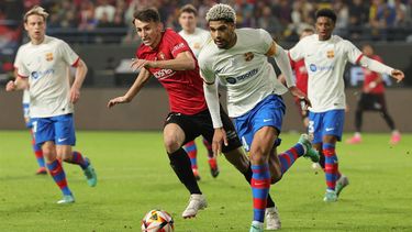 Osasuna's Croatian forward #17 Ante Budimir fights for the ball with Barcelona's Uruguayan defender #04 Ronald Araujo during the Spanish Super Cup semi-final football match between Barcelona and Osasuna at the Al-Awwal Park Stadium in Riyadh, on January 11, 2024. 
Giuseppe CACACE / AFP